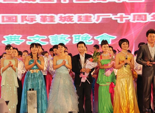2011年10月15日，受華寶公司的邀請，到江西參加了華寶公司的十周年慶典 